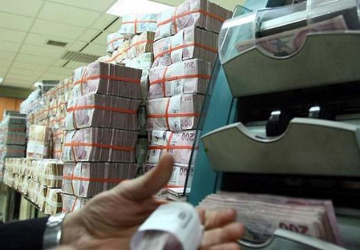 <p><b>KONTR SATII RNE</b></p>  - Ana bayiden kontr allarnn tamam fatural.  - Satlarnn ise nemli ksm nakit para ile yaplyor ve fi verilmiyor.  - Nakit paraya ihtiyac olann banka kredi kartndan, 12 ay taksitlendirerek rnein 18.000 lira pos cihaz ile ekiliyor. Kredi kart kullanld iin karlnda kontr satlm gibi gsterilerek, fatura veriliyor. Bylece Maliye'nin takibinden kurtuluyor daha dorusu kurtulduunu zannediyor.  - Mteriye 15 bin lira nakit olarak deniyor. Aradaki fark yani 3.000 lira kendisine kalyor.