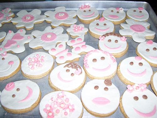 ekersiz bir yl sonunda bu bir yln hesabn yaptm, ocuklarmn okula hasta olduklar iin gidemedikleri gn saysyla eker kullanmadmz dnemdeki devamszlklarn karlatrdm. Fark dramatikti. Byk kzm, Greta&#8217;nn geen seneki 15 gnlk devamszl bu sene iki gne dmt. Bedenim ekersiz geirilen bir yl iin bana teekkr ediyor gibiydi. Artk enerji konusunda hibir endiem yok. Grip sezonu geldiinde byk bir korkuyla ocuklarmla yatan altna saklanmyorum.