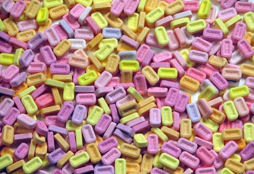 Bu, g alglanan bir eydi ama fark ediliyordu; ilave eker olmadan yemek yedike, daha iyi ve daha enerjik hissettim. Kocamn doum gnnde yaadklarm da bunu bana kantlad. Hi eker kullanmadan geirdiimiz bir yl boyunca, bir aile olarak kurallarmzdan biri her ay gerek eker ieren bir tatl yiyebilmekti. Doum gnnde tatly kendin semek zorundaydn. Zamanla, Eyll ayna kadar damak tadmzn yava yava deimeye baladn ve aylk tatl kaamamzdan da daha az zevk almaya baladmz fark ettim.