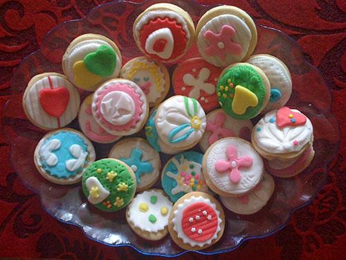 Bana deli diyebilirsiniz, ama bir yl boyunca ilave ekerden kanarak byk bir maceraya atldm. Ne olacan merak ediyordum. Nasl olacan, ne kadar ilgin eylerle karlabileceimi ve ne kadar zor olacan bilmek istiyordum. Aratrmama devam ettikten sonra, ekeri hayatmzdan kararak hepimizi salkl klacama ikna oldum. eker yememenin beni gerek ve somut bir ekilde daha iyi hissettirebileceini beklemiyordum.