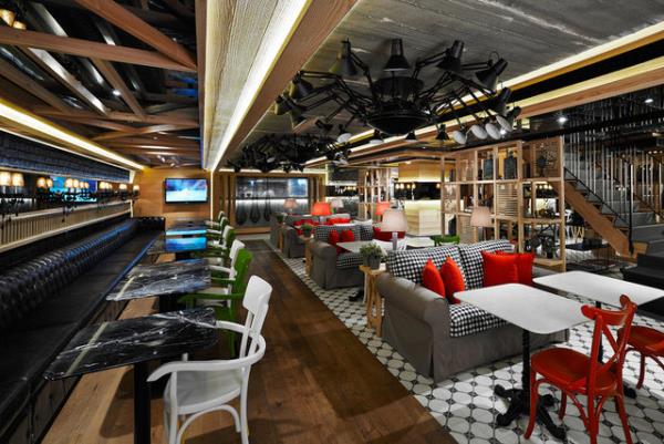 Yemek, 3 eit orba seimi pastrmadan hurmaya eitli iftariyeliklerle sunuluyor.