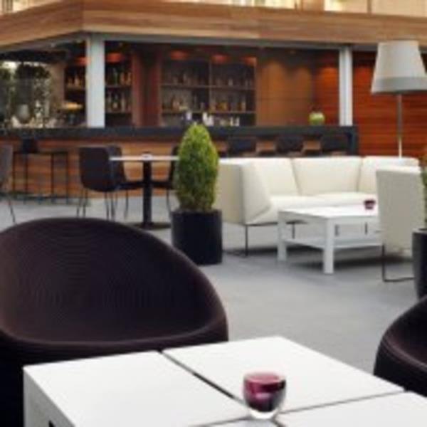 Gnn orbas ve scask ramazan pidesiyle servis edilen Mebrum ve Tunuz hurmas ile balayan yemek, Anadolu mutfa ile devam ediyor.