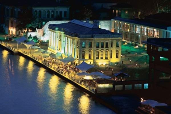 Demirhindi erbeti, zencefil ve naneli limonata ile nar erbeti de serinletici tatlar arasnda.