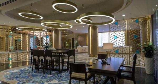 Gl kokulu glla, hunma tatls, zmir lokmas ve asakzl muhallebi ise tatl bfesinde yer alan tatllar. Mennn kii ba fiyat ise 75 lira olarak belirlenmi.