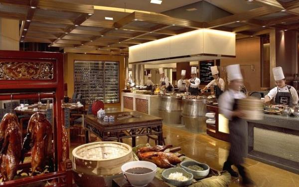 Arnavut cieri, babagannu ve muhammara gibi lezzetli balanglar taze sebzeler kullanlarak yaplan yaprak sarma, enginar, paz ve pilaki gibi salkl ve hafif zeytinyal eitleriyle farkl bir men oluturulmu.