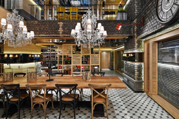 Ana yemek olarak kuzu gerdan, dana klbast, pideli mangal kfte zgara pili var.