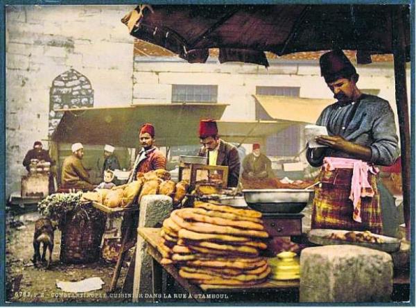 Sokak alar hem pide hem de yemek yapyorlard.