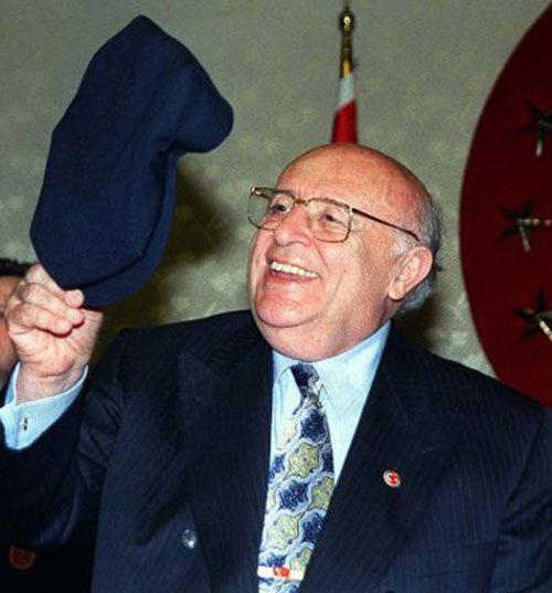 ANAP, kendi taban zerine parti kurduunda: &#8220;Kylnn biri savaa gitmi, bir sre sonra da knyesi gelmi. Kyn nde gelenleri toplanm, dul karsna ne olacan dnmler. Kadncaz evlendirmeye karar vermiler. Kadn evlendikten bir sre sonra, ld sanlan kyl kagelmi: &#8216;Biz seni ld sandk&#8217; diyenlere, &#8216;Yoo lmedim. te buradaym&#8217; deyince ortalk karm. Skntyla gerei aklamlar ama kyl, &#8216;Ben karm isterim&#8217; diye tutturmu. Kssadan hisse: Keser dner sap dner, gn gelir hesap dner. ld sandklarnz yarn kp geliverirler, mahcup olursunuz.&#8221;