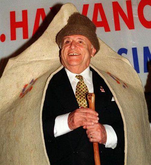 DYP liderliine kendi yerine iller seildiinde: &#8220;Leylek ylan nasl avlar bilir misiniz? Leylek havada uarken bir ylan grd m hemen zerine atlmaz. Bulunduu yerden daha yksee kar. kabilecei en yksek noktaya geldikten sonra birden ylann zerine pike yapar. Ylan belinden kapt gibi tekrar eski ykseklie kp ylan aa atar. Bu kadar yksekten den ylann beli krlr, hayvan lr. Leylek len ylan alr, yesinler diye yavrularna gtrr. Ama bu her zaman byle olmaz, leylek bazen engelik eder, ylan yeterli ykseklie kmadan yere brakr. Bu durumda ylan sadece baylr. Ylan ld zanneden leylek, hayvan alp yuvasna gtrr, &#8216;aln yiyin&#8217; diye yavrularna brakr. Ana leylek yuvadan ayrlnca da, ylan yavru leylekleri yer.&#8221;