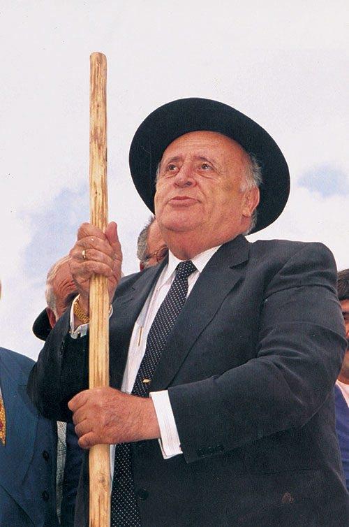 Cumhurbakanlna aday olduunda: &#8220;Adamn biri derdi iin bycye gitmi. Byc muskasn yazm, adama vermi ve bir de tte bulunmu: &#8216;imdi bu muskay al, boynuna as ve bir de sakn dii tavan aklna getirme. Derdin iyileecek&#8217; demi. Adam ban sallam, &#8216;Bu by tutmaz&#8217; demi. &#8216;Neden?&#8217; diye sormu byc... &#8216;Sen imdi byle syledin ya, artk dii tavan hi aklmdan kmaz.&#8217;...&#8221;