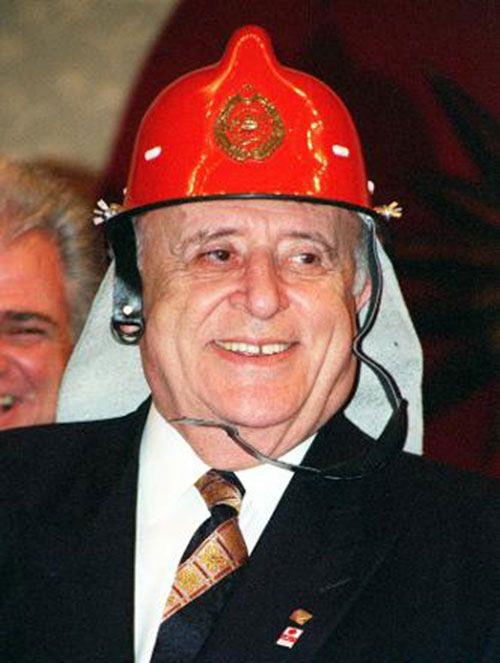 Evren referandumda yzde 92 oy aldnda: &#8220;ki berdu kasaba meydannda avare avare dolarken bir kalabala rastlam. Baknrlarken, bir gvercin uup berdulardan birinin omzuna konmu. Herkes toplanm, berdua &#8216;Sen padiahmz olacaksn&#8217; demiler. Berdu &#8216;Olmaz&#8217; diye srar etse de, inat kasaballara yenik dm. Padiahl kabul edip arkadan da sadrazam yapm. Ayn gn de balam zulme, boyun vurmaya, vergi salmaya. Arkada, &#8216;Yapma, halk kzacak&#8217; deyince iei burnunda padiah cevap vermi: Gvercin uurup padiah seen halka bylesi az bile.&#8221;