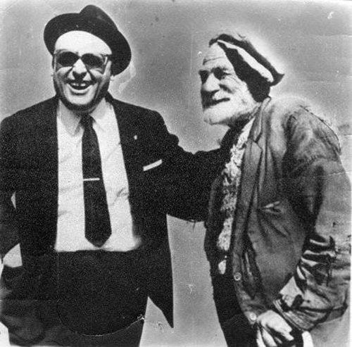 Asker, habire siyasetilerle kriz kardnda: &#8220;Bir profesr aslanla kuzunun ayn kafeste yaayabileceini iddia etmi. &#8216;Yapamazsn&#8217; demiler. &#8216;Deneyeyim grn&#8217; demi. Hayvanat bahesinde denemeye balam. tiraz edenler bir hafta sonra gelmi, bakmlar ki, kuzuyla aslan ayn kafeste... &#8216;Bunu nasl yaptn?&#8217; diye aknlkla profesre sormular. O da cevap vermi: Her gn kafese yeni bir kuzu koyuyoruz.&#8221;