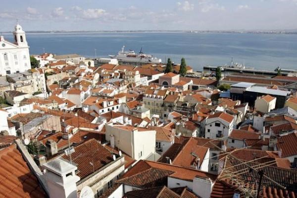 <p><b>Portekiz</b></p>    500 bin Euro'luk gayrimenkul alana ikamet hakk, 1 milyon Euro yatrm yapana ise vatandalk veriliyor.