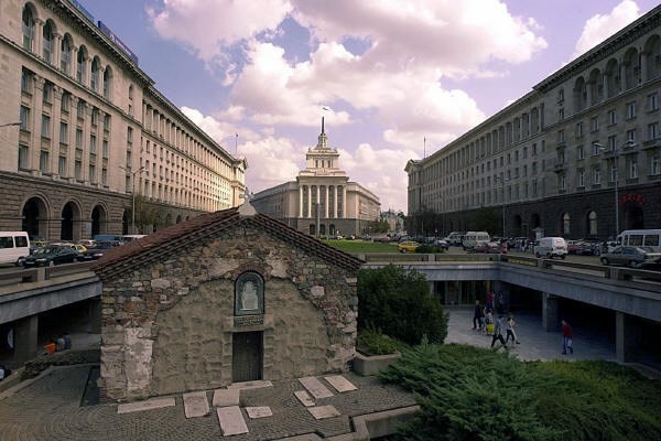 <p><b>Bulgaristan</b></p>    En az bir yl daimi oturumu olan ve 1 milyon leva (1,2 milyon dolar) ve zerinde yatrm gerekletirilen yabanclara vatandalk veriliyor.