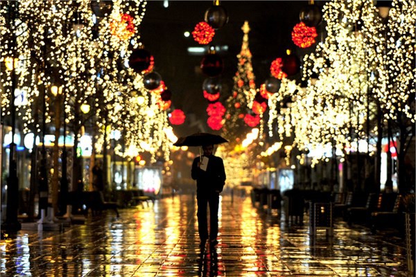 <p><b>Makedonya</b></p>  40 bin Euro'luk gayrimenkul alan yabanclara bir yllk oturma izni, 400 bin Euro deerinde yatrm yapana ve en az 10 ii istihdam edene ise vatandalk tannyor.