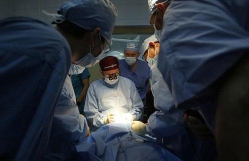 Ameliyat sonras kii nasl bir sreten geecek?<br>    Kas ve damarlarn yeni bedene dikilmesinin ardndan hasta yaklak 1 ay boyunca komada tutulacak. ddiaya gre bu admlarn ardndan kii, yeni vcudunda yaamaya balayacak.