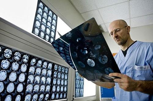 Dondurulmu bir kafa nakledilebilir mi?<br>    Nakledilecek kafann henz tm fonksiyonlarn kaybetmemesi gerekiyor. Bu nedenle nakledilecek kafann ksa sre nce lm bir kiiye ait olmas operasyon asndan olmazsa olmaz. Dondurulmu bir kafa ise bu kriterlere uymuyor