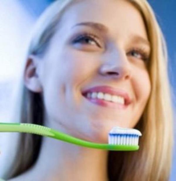 Bununla birlikte, di macununun, misvak paralarnn veya suyun boaza kamas halinde oru bozulur. Orucun bozulma ihtimali dikkate alnarak, dilerin imsakten nce ve iftardan sonra fralanmas uygun olur.