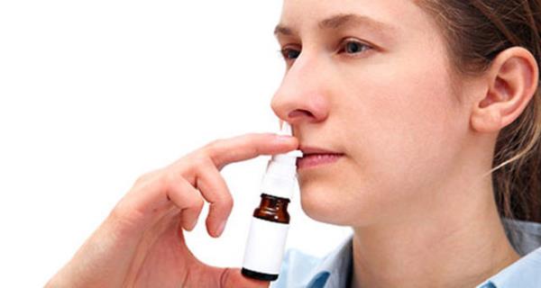 Burun damlas orucu bozar m?<br>  Tedav amacyla burna damlatlan ilacn bir damlas, yaklak 0,06 cm3 tr. Bunun bir ksm da burun eperleri tarafndan emilmekte, ok az bir ksm mideye ulamaktadr.