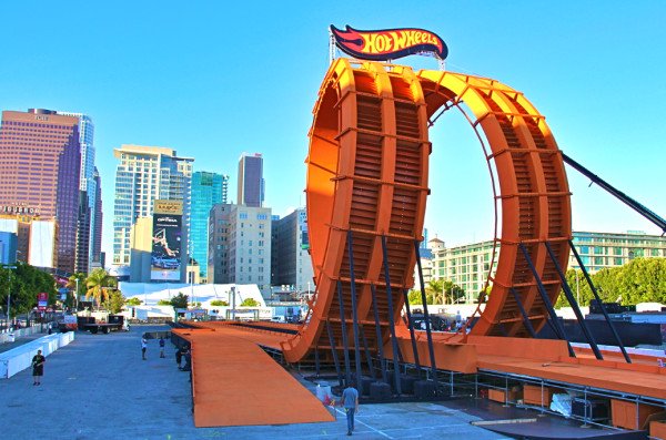 Spiral yol rekoru; Hot Wheels Double Dare Snare kamyon oyununun devasa boyuttaki versiyonu, araba dnyas rekorlarnda en byk spiral olarak yerini ald. Spiral 18.2 m yksekliinde.