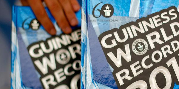 Dnyann her kesinden hemen hemen her konuda rekorlarn topland Guinness Rekorlar Kitabnda birbirinden ilgin ve birbirinden artc rekorlar da hayretler iinde okunmaya devam ediyor.