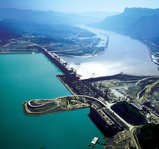 Dnyann en geni beton baraj; in&#8217;deki Yanotre nehri zerindeki The Three Gorges baraj 14 Aralk 1994&#8217;te yaplmaya ve 2005&#8217;te kullanlmaya baland. Baraj 1486 milyon metrekp hamca sahip 2.335 metre uzunluunda ve deniz seviyesinden 185 metre yksekliktedir. Baraj hala gelitirilmektedir. Bu dnyann en pahal projesi olarak tarihe gemitir. Resmi olmayan yaklak deeri 75 milyar dolarn zerindedir.