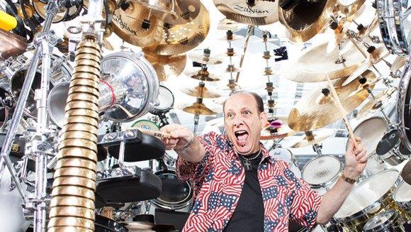 Dnyann en byk baterisi, Dnyann en byk baterisinin sahibi; 30 yl akn zamandr profesyonel mzisyen ve ayn zamanda da bakan olan Dr. Mark Temperato, kendini bir &#8216;ritim ajan&#8217; olarak tanmlyor. Dr Temperato 340 paralk dnyann en kapsaml baterisinin sahibi