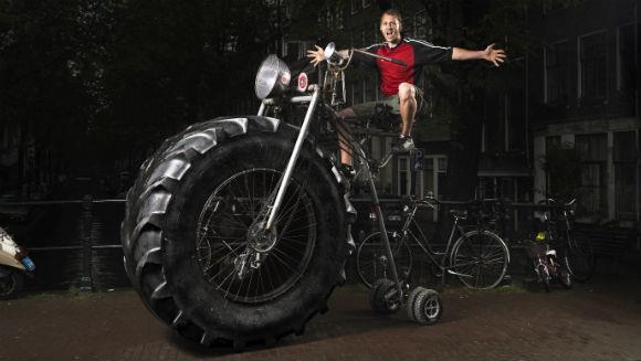 Rekortmen Wouter Van Den Bosch; Srlebilir en ar bisiklet.: bosch srlebilen en ar bisikleti yapt. Onun &#8216;Canavar bisikleti&#8217; 750 kg arlnda ve bisikletini memleketi Arnhem Hollanda&#8217;da sklkla sryor.