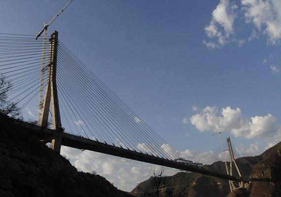 Dnyann en yksek kabloyla sabitlenmi kprs; Kpr stunlarndan kan kablolarla desteklenmektedir. Meksika&#8217;da bulunan bu Balvarte Bicentemral kprsnn en yksek noktas Bluarte nehrinin ortalama su seviyesinin 402.57 metre yukarsndadr. Kpr 12 beton kolonla desteklenmektedir. En uzun kolunun yeraltndaki temelinden yol dzeyine kadar olan ykseklii 153 metredir.