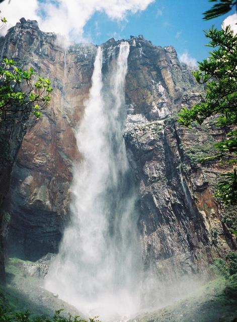 En Yksek elale; Caroni nehrine karan Carrao nehrinin bir kolu zerindeki Venezela&#8217;daki The Salto Angel, toplam 979 m de sahip en uzun elaledir. 16 Kasm 1933&#8217;te seyir defterine kaydeden Amerikal pilot James Timmie Angel&#8217;dan sonra elale The Angel Falls olarak adlandrld.