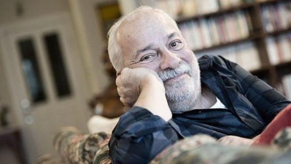 eitli tiyatrolarda altktan sonra Devekuu Kabare Tiyatrosu'nun kurucular arasnda yer ald. Film evirmeye 1973'ten sonra balad.