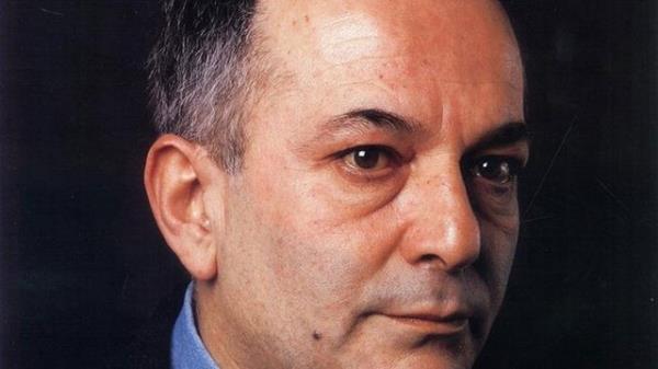 12 Mart 1971 darbesininden sonra, bir sre yurt dnda yaamay yeledi. Fransa&#8217;da iki yl tiyatro aratrmalarnn ardndan, Trkiye&#8217;ye dnnde, Muhsin Erturul&#8217;un ars zerine, 1974&#8217;de ynetmen olarak stanbul ehir Tiyatrolar&#8217;na katld.