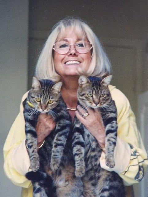 Maksim Gazinosu tarihinde, Zeki Mren'le yaran tek kadn rakiptir. Platin rengi salar, k kostmleriyle kendisinden sonra yetien arkclara nclk etti. Karekteristik hareketleri, sahnedeki byk dehas daima ayakta alkland.