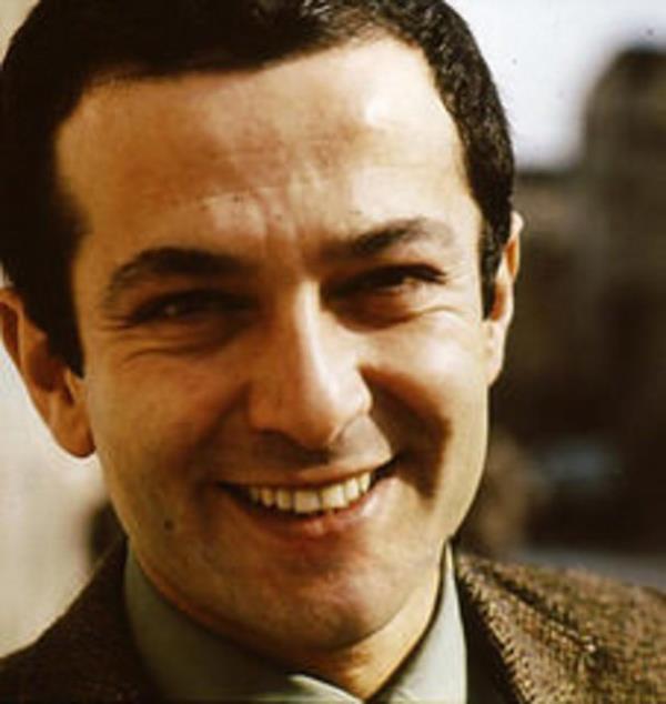 12 Eyll 1980 darbesini izleyen gnlerde, 1402 sayl yasa uyarnca kurumdaki grevine son verilmesinin ardndan, Berlin&#8217;de, Schaubhne Tiyatrosu&#8217;nda gal oyununu ynetti. 1982-1983 yllarnda ise, Sururi-Cezzar Tiyatrosu&#8217;nda,