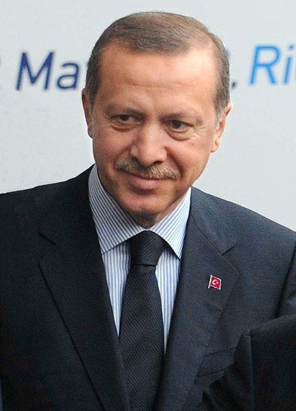 <p><b>RECEP TAYYP ERDOAN</B></P>  <P>- Bu kresel kriz de inallah bizi teet geecek.</P>  <P>- Onuncu Yl Mar okumakla Trkiye raylarla donanmyor. Bu iler lafla olmuyor. Mar oku, demir alarla r. Neyi rdn yahu, neyi?[</P>  <P>Bitaraf olan bertaraf olur. (2010 referandum oylamas nedeniyle TSAD' kastederek.)[</P>  <P><I>One minutes, one minutes, one minutes...</I> Olmaz!... <I>One minutes!</I>Sayn Peres benden yalsn. Sesin ok yksek kyor. Biliyorum ki sesinin bu kadar ok yksek kmas bir sululuk psikolojisinin gereidir. Benim sesim bu kadar yksek kmayacak; bunu da byle bilesin. ldrmeye gelince, siz ldrmeyi ok iyi bilirsiniz. Plajlardaki ocuklar nasl ldrdnz nasl vurduunuzu ok iyi biliyorum.(2009 Davos Zirvesi Krizi srasnda) </P>