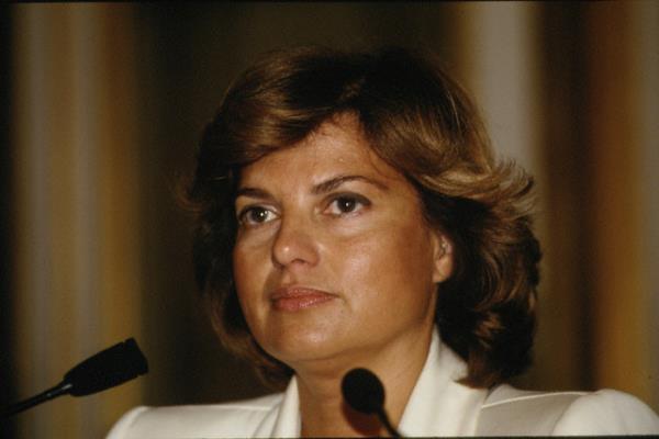 <P>- &#8220;Futbol takmnz 1.Lig&#8217;e alaym m?&#8221; (Samsun mitingi. O srada Samsunspor zaten 1.Lig&#8217;dedir.)</P>  <P>- &#8220;Merhaba asker!&#8221; (Zabtalar selamlyor.)</P>  <P>- &#8220;Siz Erzurumlular; inekleri seversiniz, deil mi?&#8221;</P>  <P>- &#8220;Bu bacnz Trabzon&#8217;u Akdeniz&#8217;in incisi yapacak.&#8221; (Trabzon mitinginde&#8230;)</P>  <P>- &#8220;Gkberk kitabeleri.&#8221; (Gktrk Kitabeleri demek istiyor.)</P>  <P>- &#8220;Hibir lkenin babakan, onba olma erefsizliini gstermedi!&#8221;(Mesut Ylmaz&#8217; eletiriyor. Daha sonra bu sz &#8220;erefsiz onba&#8221; ekline evrilerek askerle sivil arasnda gerginlie neden oldu.)</P>  <P>- &#8220;Halktan kimsenin burnu kanamamtr ve lenler de kan yangndan boularak lmlerdir.&#8221; (Madmak olay sonras yapt aklama)</P>  <P>- &#8220;Haydar Ali Bey!&#8221; (Haydar Aliyev&#8217;i kastediyor)</P>  <P>- &#8220;Sevgili Zeytinburunlular...&#8221; (stanbul&#8217;un ilesi olan Zeytinburnu insanna hitap etmeye alyor.)</P>