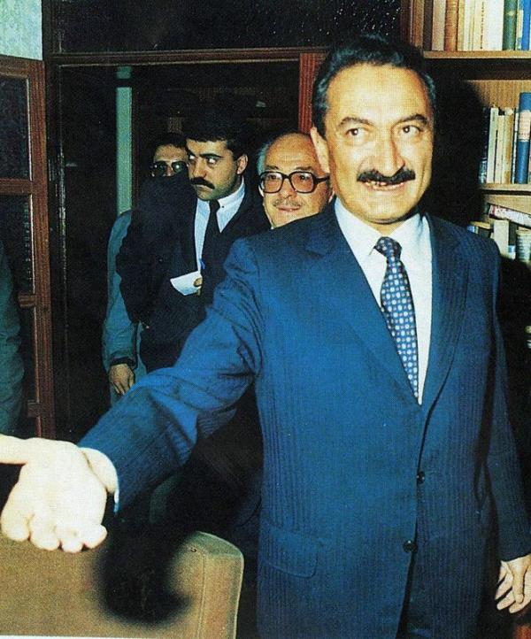 <P><B>BLENT ECEVT</B></P>  <P>- &#8220;Erken seim olsayd 2084&#8217;e kadar iktidar kalacaktk.&#8221;</P>  <P>- &#8220;Vahdettin hain deildi&#8221; (Resmi tarihin hain dedii padiah iin)</P>