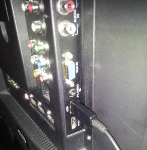 Tatilde cep telefonu arj etmeli misin? ou TV&#8217;lerde USB var. Orada telefonunuzu art edebilirsiniz...