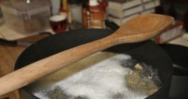 Bir tahta ka tencerenin stne koyun ve bu tama nler.