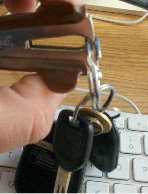 Bunla asla trnaklarn krlmaz anahtarlkla urarken.Byle yap ve boya rengi dklmez.