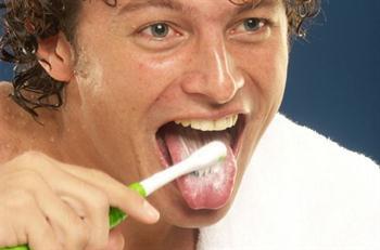 ftarda ve sahurda diler fralanrken dil ve yanak yzeyi de iyice temizlenmeli. Di fralama hzlca yaplarak geitirilmemeli, en az 2 dakika srmelidir