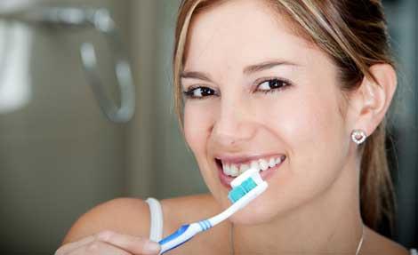 &#8220;zellikle sahurda fralanmayan dilerde ve az iinde kolayca reyen bakteriler azda istenmeyen kt kokulara neden olur. Bunun iin dilerin sahurda mutlaka fralanmas gerekli. Eer azda kullanlan karlabilir bir protez varsa protez karlarak temizlenmelidir.