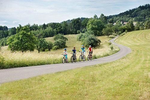 Aratrmada, Charlie Hebdo ve sonrasnda yaanan saldrlarn Fransa'daki huzuru azaltt grlrken, Yunanistan'n ekonomik skntlara ramen 22 basamak yukar kt dikkat ekiyor.   <br>  Listenin son srasnda ise Suriye bulunuyor. Libya ve Ukrayna bir nceki yla oranla huzuru en ok den lkeler olurken, aratrmada dnyann gayrisafi milli haslasnn yzde 13'nn savalara harcand da belirtiliyor.  <br>  Aratrma kapsamnda incelenen 162 lkenin 81'inde huzur artarken, 78'inde ise azald grlyor. En huzurlu 20 lkenin 15'i Avrupa'da bulunuyor.   <br>  Yaymlanan raporda, Trkiye Avrupa lkeleri arasnda 36. ve son srada yer alrken dnyada ise 162 lke arasnda ancak 135'inci oldu.