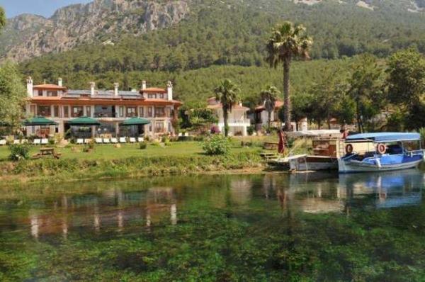 Akyaka:  <br>  Mula iline bal bir belde olan Akyaka, mavi yolculuklarn en nemli urak noktalarndan biridir. Yakn zamana kadar bir balk ky olan Akyaka, iinden geen Azmak Nehri ile nemli bir cazibe merkezi haline gelmi. Azmak aynda yaplan tekne turlarnn keyfi inanlmaz!