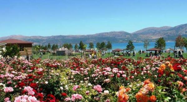 Yalva<br>    Isparta'nn bir ilesi olan Yalva, doal gzellikler asndan Trkiye'nin en ansl yerlerinden biridir. Tarihte birok medeniyete ev sahiplii yam olan kent, tarihi mahalle frnlar ve yemek kltryle de ne kmaktadr.