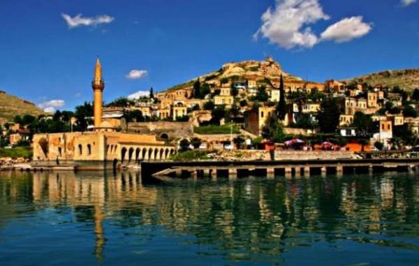 Halfeti  <br>  Trkiye'nin en yeni sakin ehri Halfeti. En son Antep-Urfa gezimiz srasnda gezme ansm oldu, gerekten ok etkileyici bir yer. Frat nehri kysnda bulunan Halfeti ok sayda tarihi eser barndryor. Birecik Barajnn yapm sonras baraj sular altnda kalm olan Savaan Ky'n ve Rumkale'yi gezmek iin tekne turlarndan faydalanabilirsiniz. zellikle Halfeti'deki sivil mimari rnekleri ok ekici.