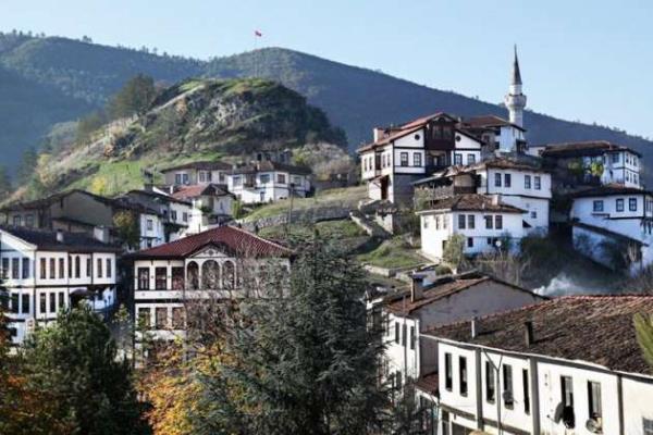 Tarakl<br>    Sakarya'nn Tarakl ilesi baaryla koruduu mimari dokusuyla gz dolduruyor. Eski konaklar, camiler, dar sokaklar size gemie yolculua karacak boyutta.