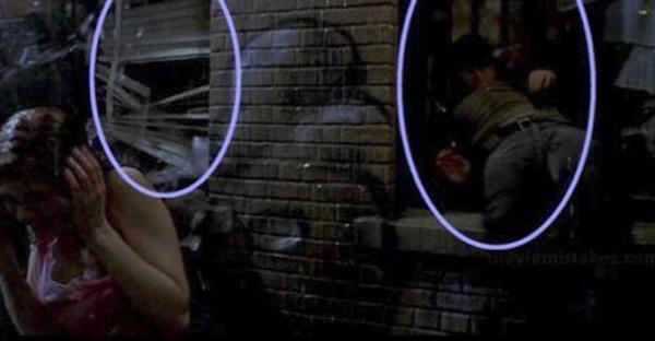 lk sahnede kavga srasnda pencere krlyor.