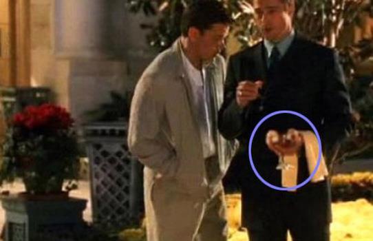 Brad Pitt ilk karede elinde bir kadeh tutuyor...