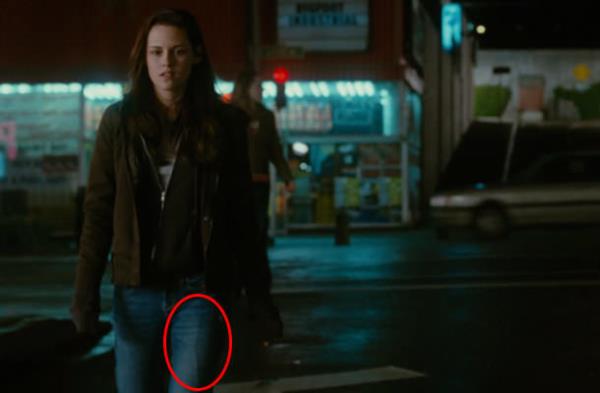 Alacakaranlk Efsanesi: Yeni Ay     <br>    Bella&#8217;nn yabanclara doru yaklat bu sahnede cebindeki mikrofon kablosu akca gzkyor.